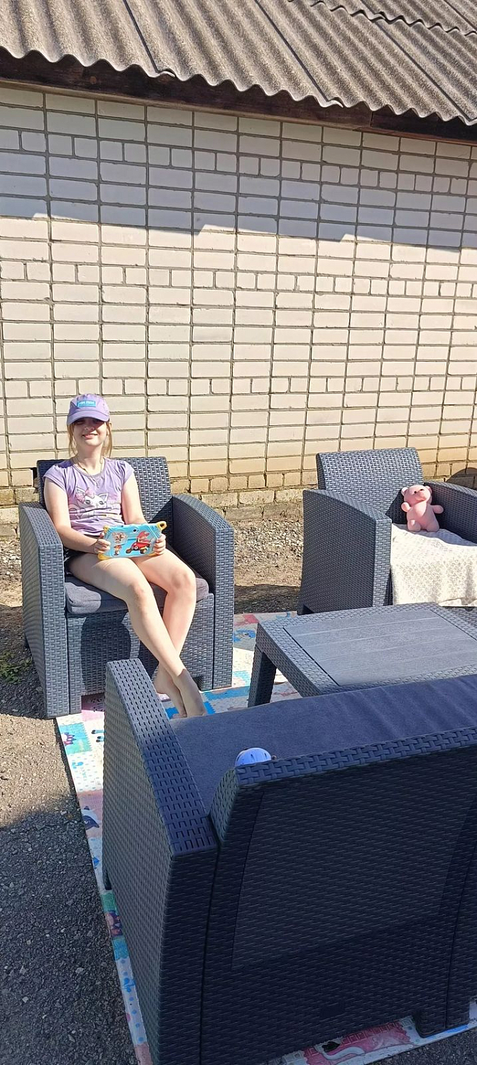 Комплект мебели Royal Family LANA M графит во дворе загородного дома